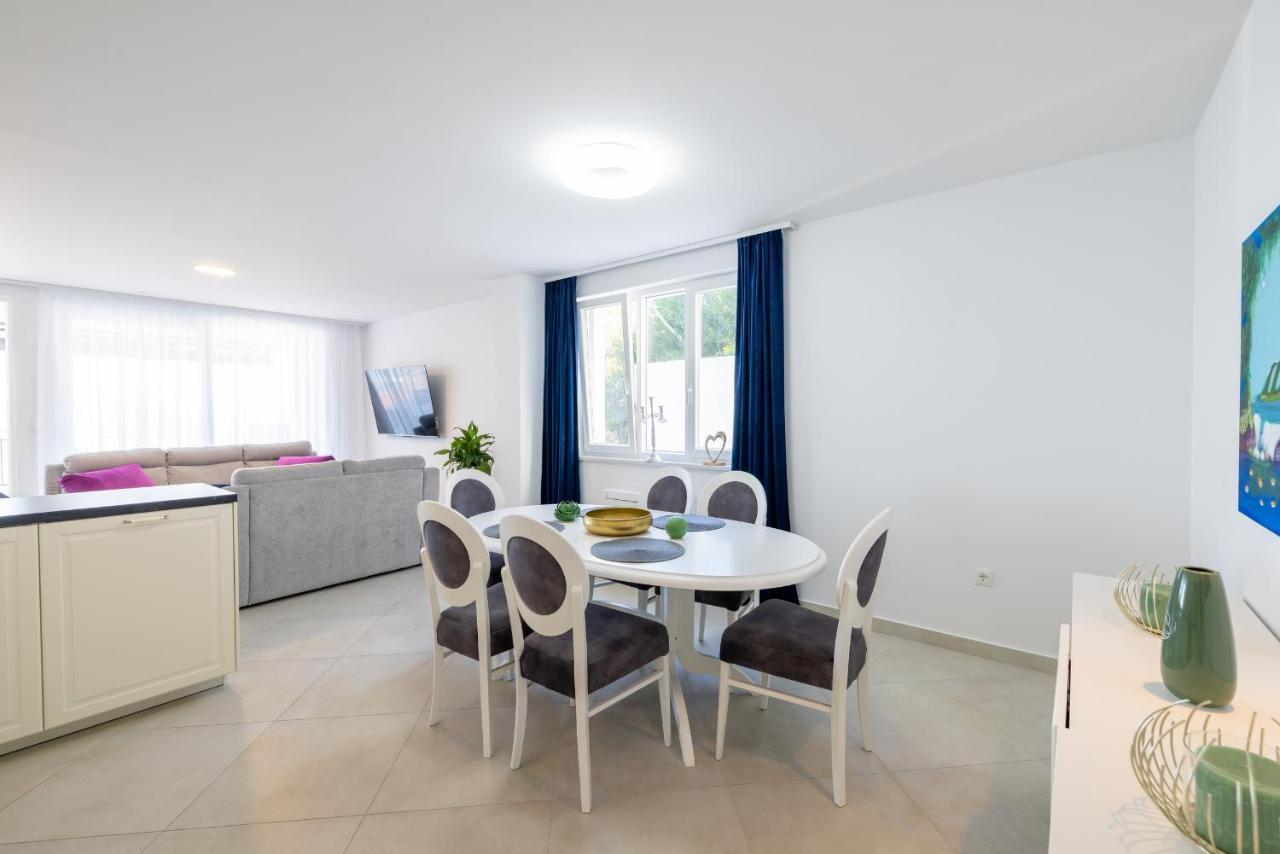 Villa Smaragd - Lapis - Luxury Apartment With Shared Pool Makarska Exteriör bild