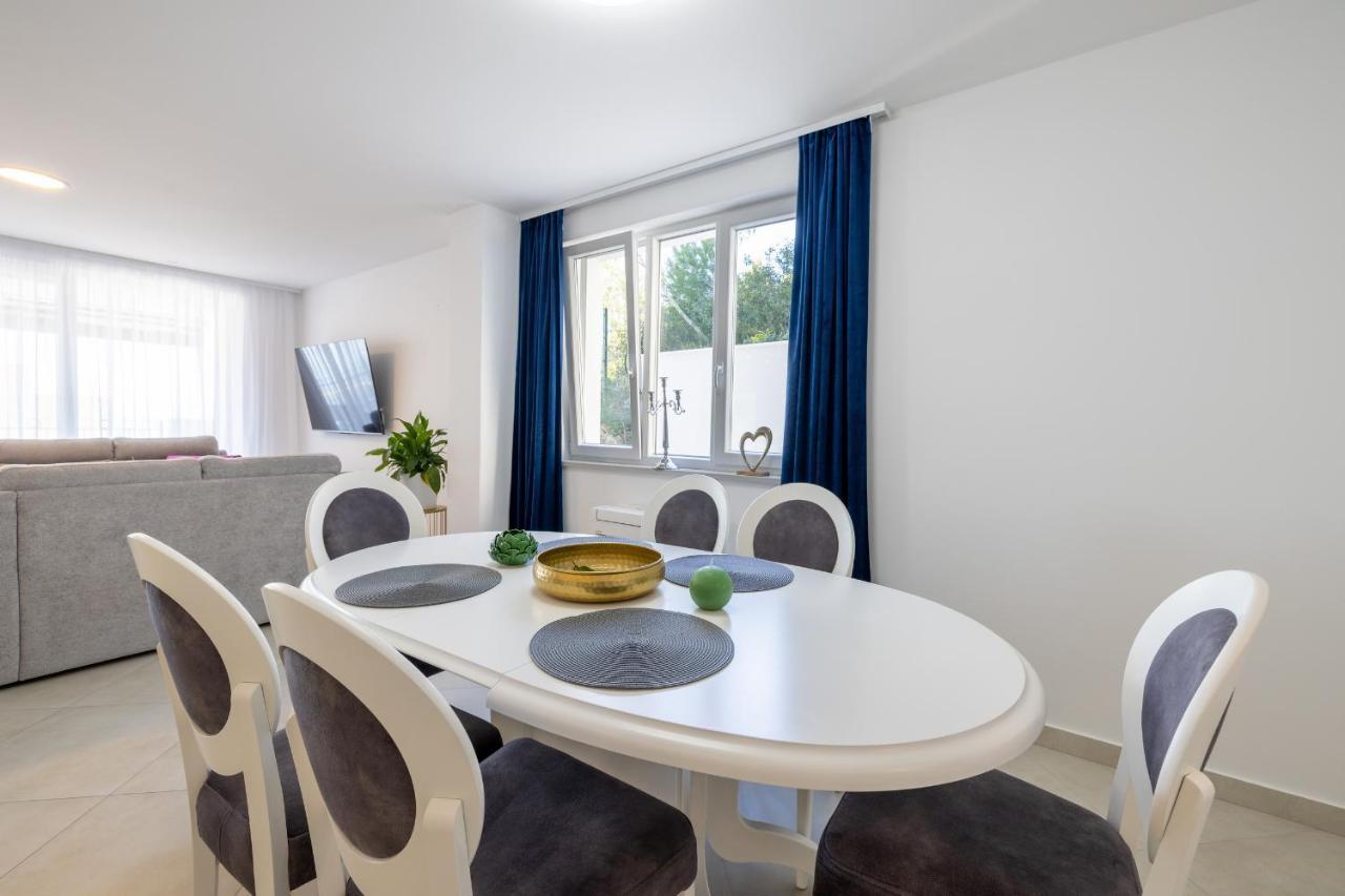 Villa Smaragd - Lapis - Luxury Apartment With Shared Pool Makarska Exteriör bild