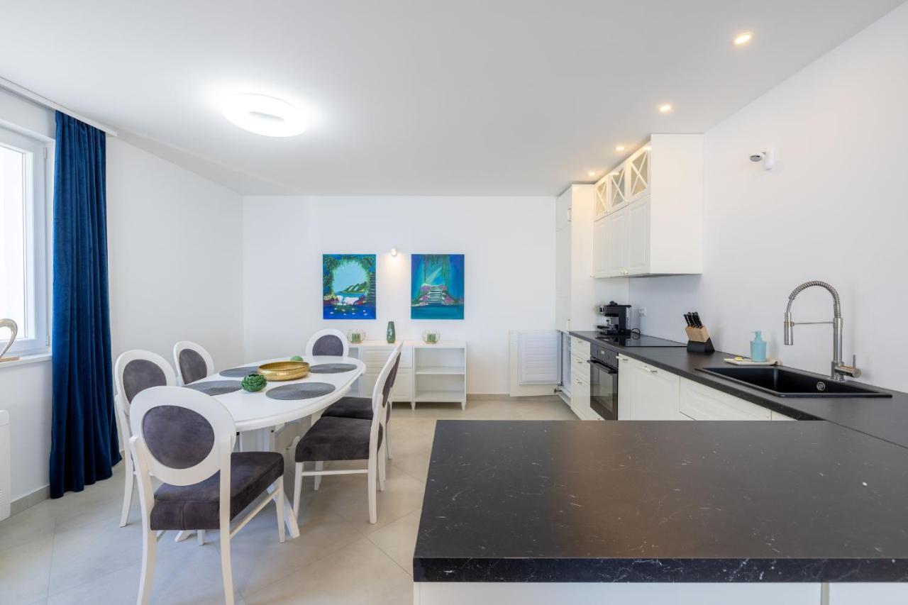 Villa Smaragd - Lapis - Luxury Apartment With Shared Pool Makarska Exteriör bild