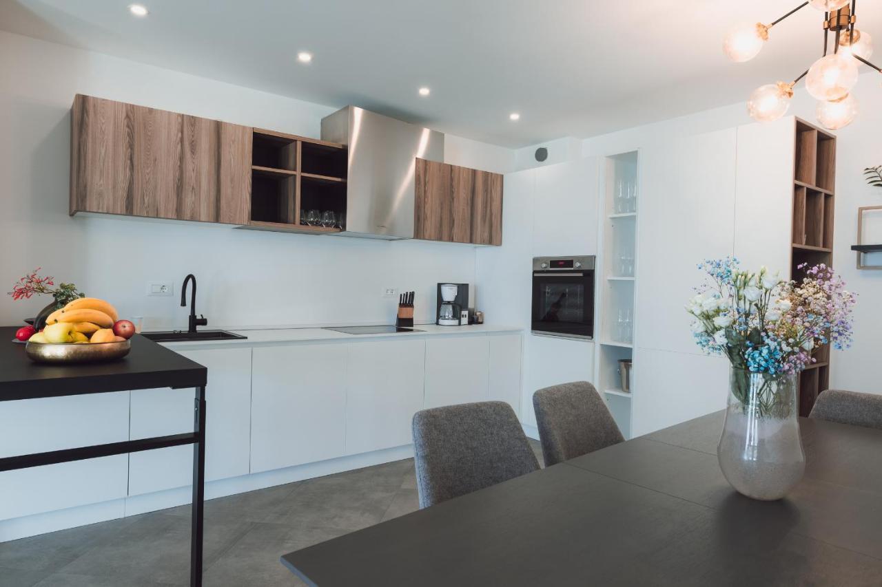 Villa Smaragd - Lapis - Luxury Apartment With Shared Pool Makarska Exteriör bild
